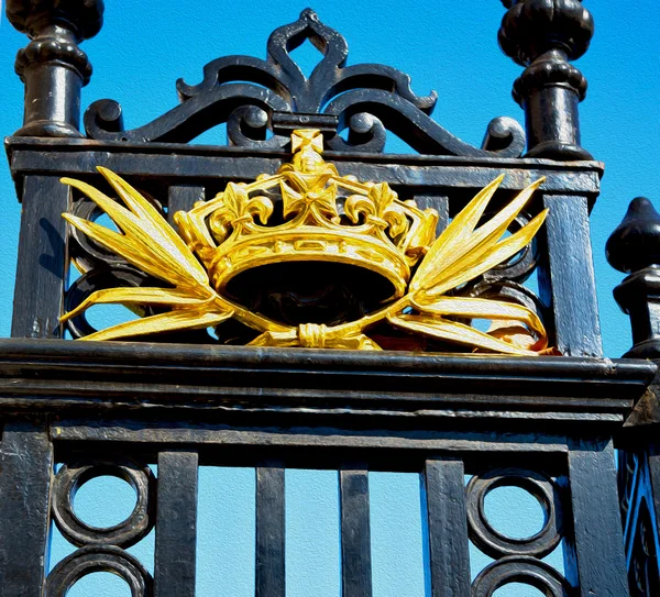 Em Londres Inglaterra o velho portão de metal palácio real — Fotografia de Stock