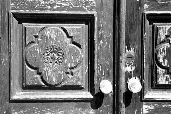 Puerta tradicional en madera antigua italia y tradicional t — Foto de Stock