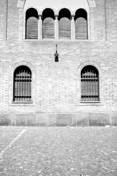 W Europie Włochy Mediolan stary architektura i żaluzje ścienne — Zdjęcie stockowe