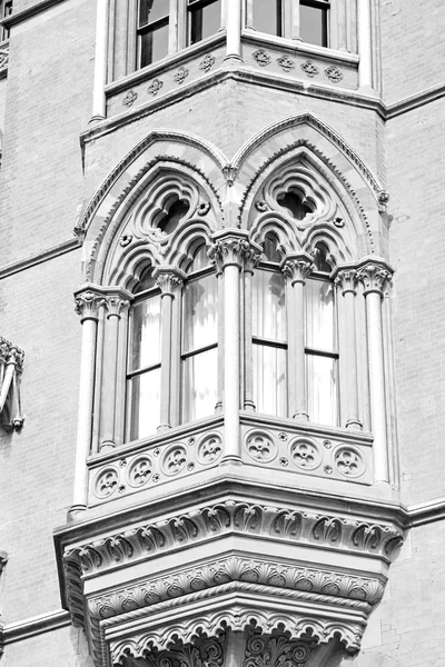 Old architecture in london england windows and brick exterior wa — Stock Photo, Image