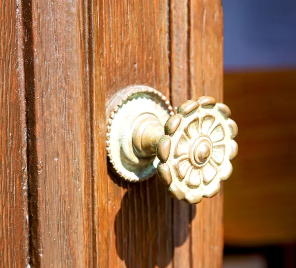 Porta verniciata spellata in legno antico e tradizionale — Foto Stock