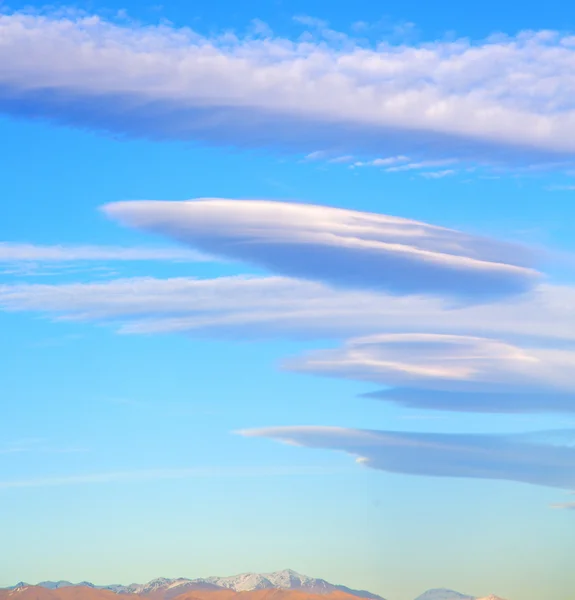 Mavi gökyüzü beyaz yumuşak bulutlar ve arka plan — Stok fotoğraf