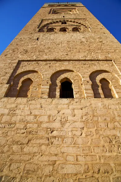 Historie v maroc Afrika minaret a modrá obloha — Stock fotografie