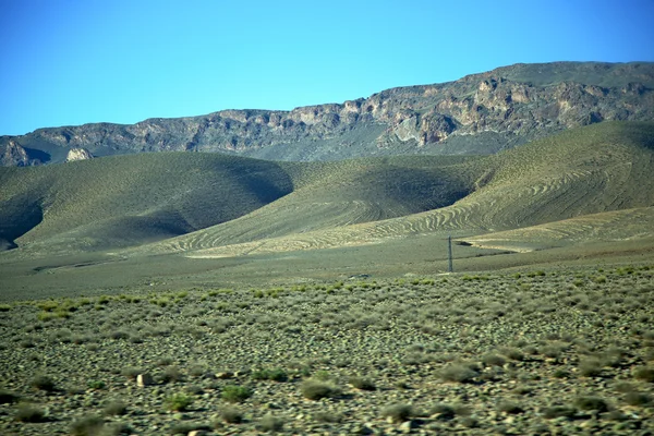 Κοιλάδα λόφου μέσα βουνό έδαφος που απομονώνεται — Φωτογραφία Αρχείου