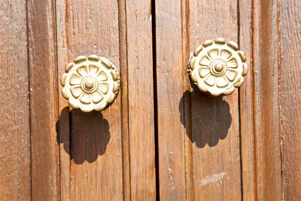 Απομισχωμένου χρώμα πόρτα ancian παραδοσιακό υφή καρφί — Φωτογραφία Αρχείου