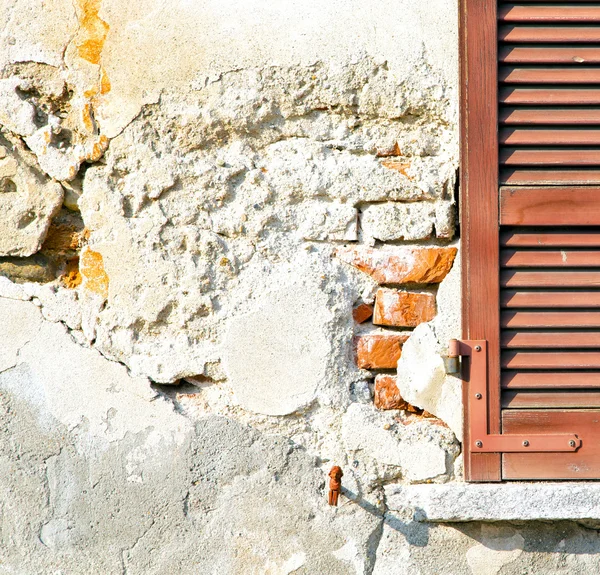 Red window  varano   italy   abstract  sunny day     blind in th — Stock Photo, Image