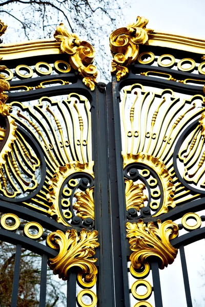 在伦敦的旧金属栅极的皇家宫殿 — 图库照片