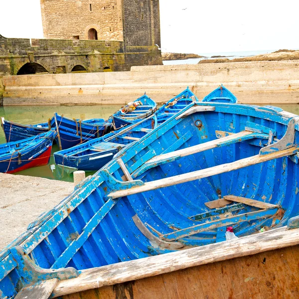 Barco y mar en África morocco viejo castillo marrón ladrillo cielo —  Fotos de Stock