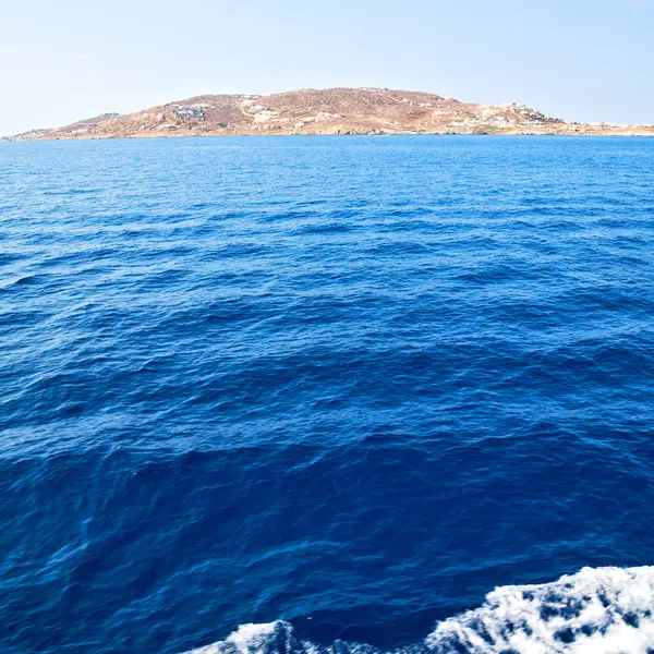 Grecia de las islas del barco en el mar mediterráneo y el cielo —  Fotos de Stock