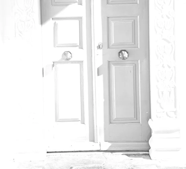 Biały czerwony brązowe drzwi w zabytkowej miejscowości santorini Grecja europ — Zdjęcie stockowe