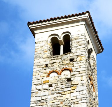 içinde Varano borghi eski soyut kule çan güneşli bir gün 