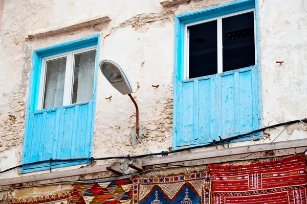 Fas ve kahverengi kırmızı halı mavi pencere