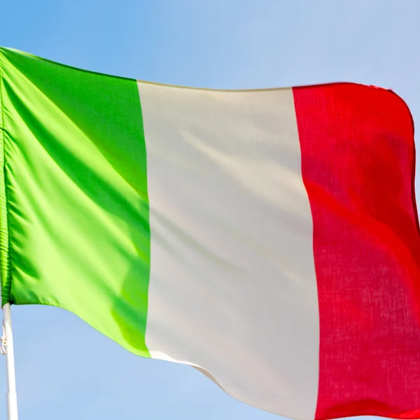 Italien viftande flagga i blå himmel färg och våg — Stockfoto