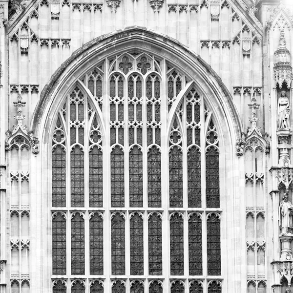 Viejo en Londres histórico parlamento ventana de cristal structu — Foto de Stock