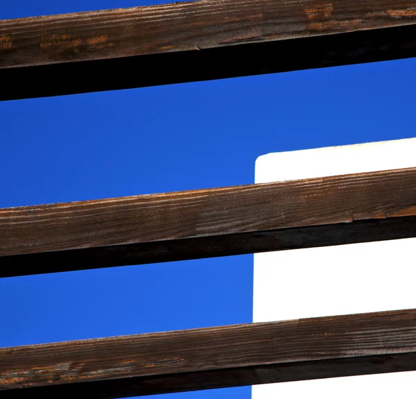 Kahverengi tahta bir gökyüzü lanzarote çatı olarak — Stok fotoğraf