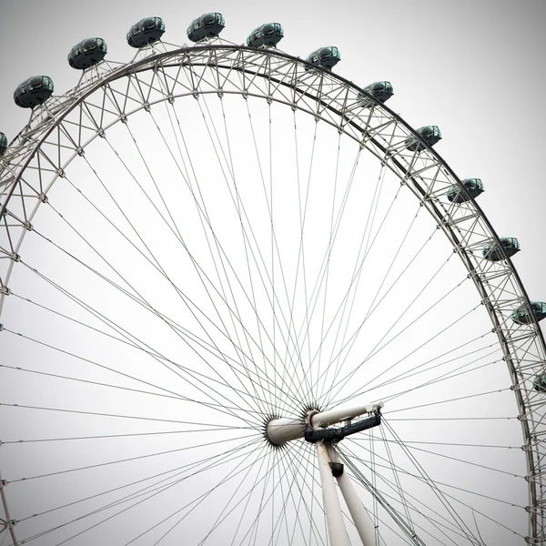 Olho de londres no céu de primavera e nuvens brancas — Fotografia de Stock