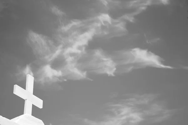 В Европе греческий крест облачное небо — стоковое фото