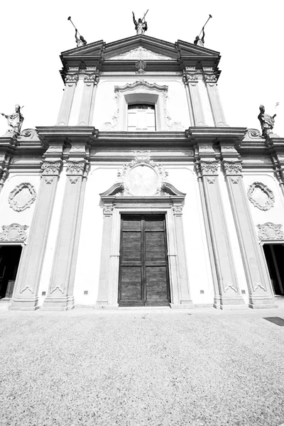 Medieval old architecture in italy europe milan religion       a — Stock Photo, Image