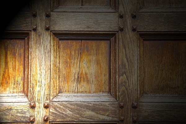 Textura abstrata de uma antiga porta velha de madeira marrom em itália e — Fotografia de Stock
