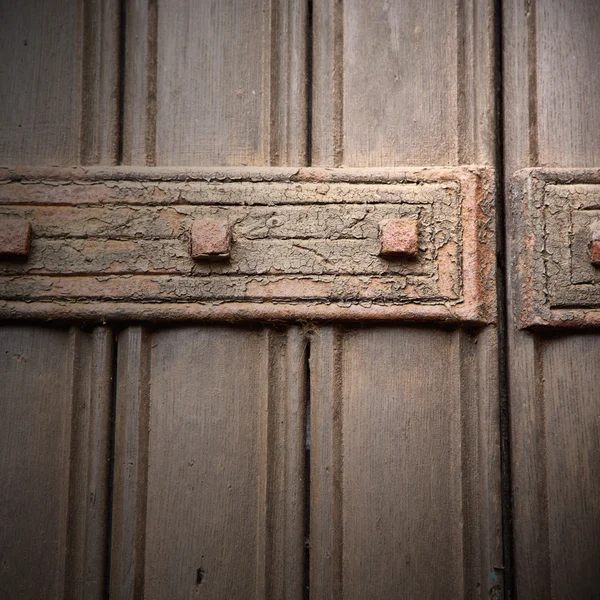 London antik barna ajtó rozsdás sárgaréz szög és fény — Stock Fotó