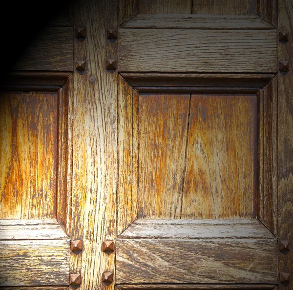 Textura abstrata de uma antiga porta velha de madeira marrom em itália e — Fotografia de Stock
