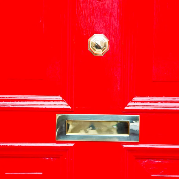 Punho vermelho em londres antigo marrom porta enferrujado latão unha e l — Fotografia de Stock