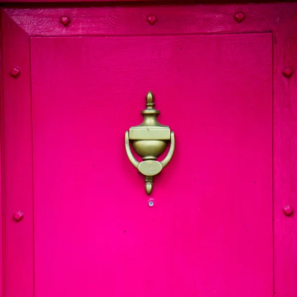 Punho vermelho em londres antigo marrom porta enferrujado latão unha e l — Fotografia de Stock