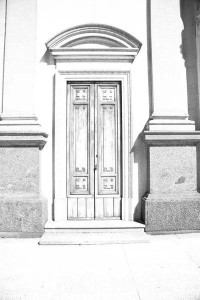 Porta velha em itália terra arquitetura europa e madeira o histórico — Fotografia de Stock