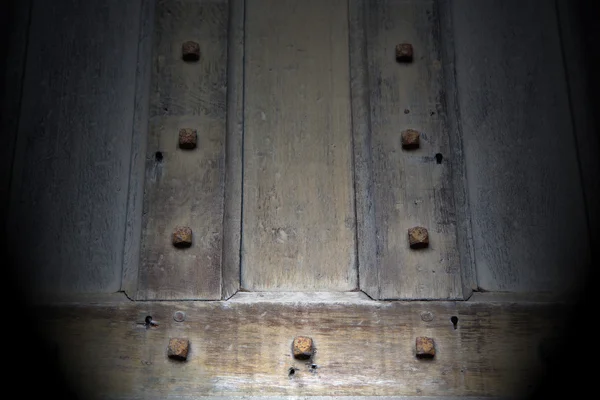 Στο Λονδίνο αντίκες καφέ πόρτα σκουριασμένο καρφί ορείχαλκο και φως — Φωτογραφία Αρχείου