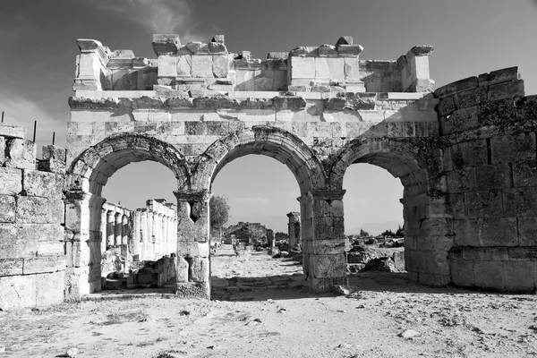 Ιστορία του pamukkale παλαιάς κατασκευής στην Ασία Τουρκία στήλη — Φωτογραφία Αρχείου