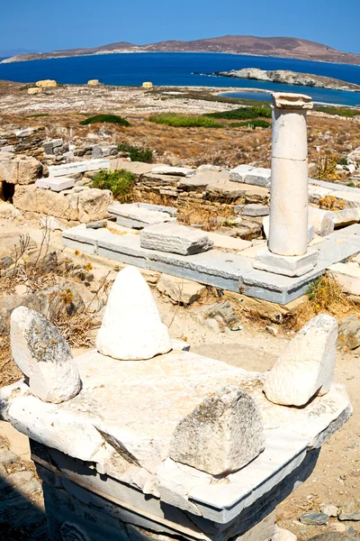 Buisson dans delos grec l'acropole historique et la vieille ruine assis — Photo
