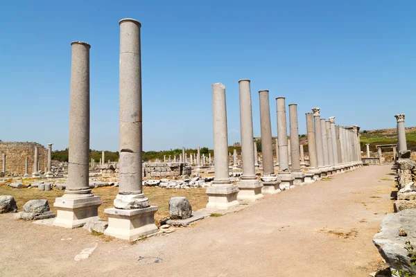 Dans la construction ancienne la colonne et le temple romain — Photo