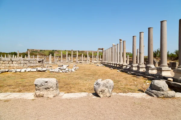 W perge stara budowla kolumna i świątynia — Zdjęcie stockowe