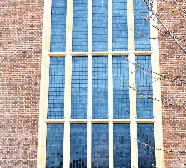 Oude windon in Engeland Londen baksteen en glas de muur — Stockfoto