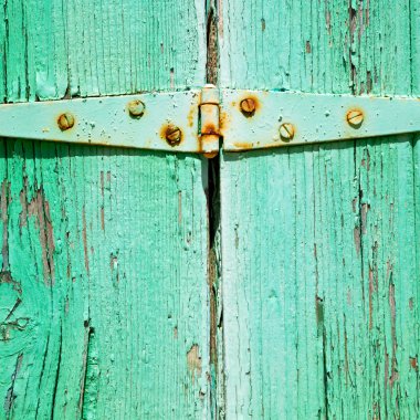 duvar eski menteşeli bir pencere yeşil ağaç ve paslı metal