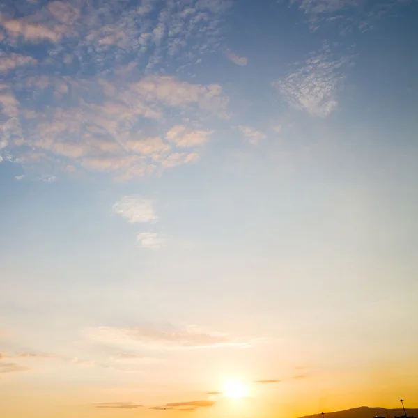 Im rot blauen Himmel Wolke und Sonnenaufgang orange Farbe — Stockfoto