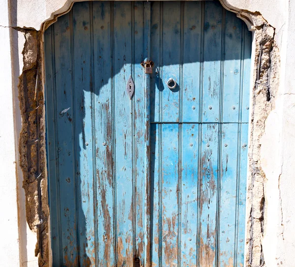 Porta azul na antiga aldeia santorini grécia europa e whit — Fotografia de Stock