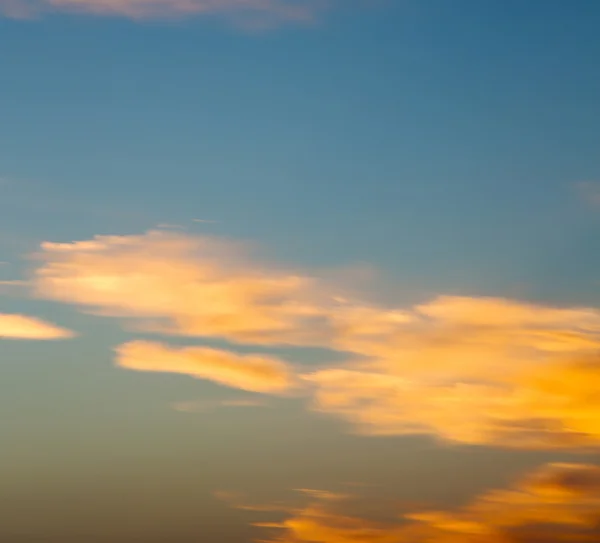Nel rosso cielo blu nube e l'alba colore arancione — Foto Stock