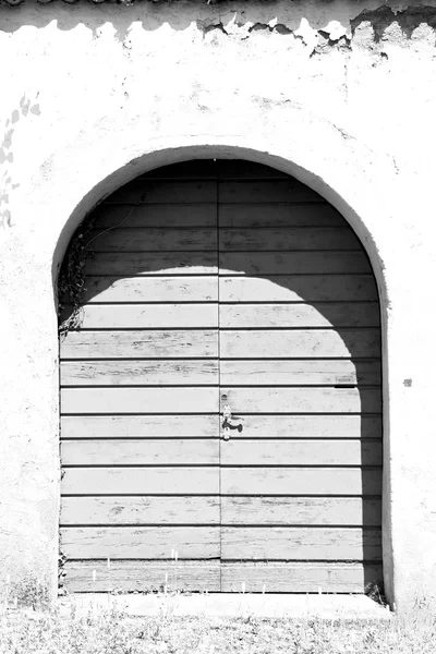 Vecchia porta in Italia antico legno antico e texture tradizionale — Foto Stock