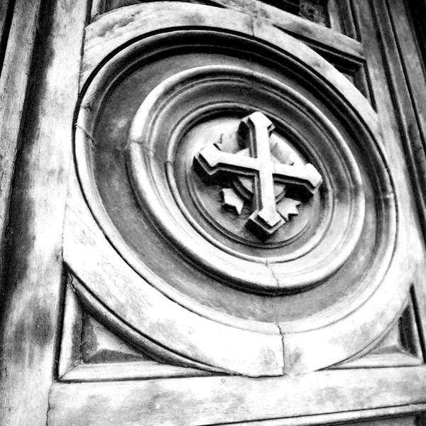 Cross traditional   door    in italy   ancian wood and   tradit — Stock Photo, Image