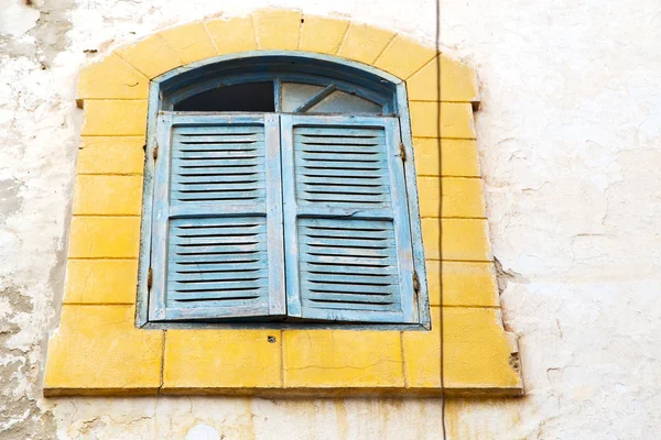 Окно в морали желто-коричневый брик — стоковое фото
