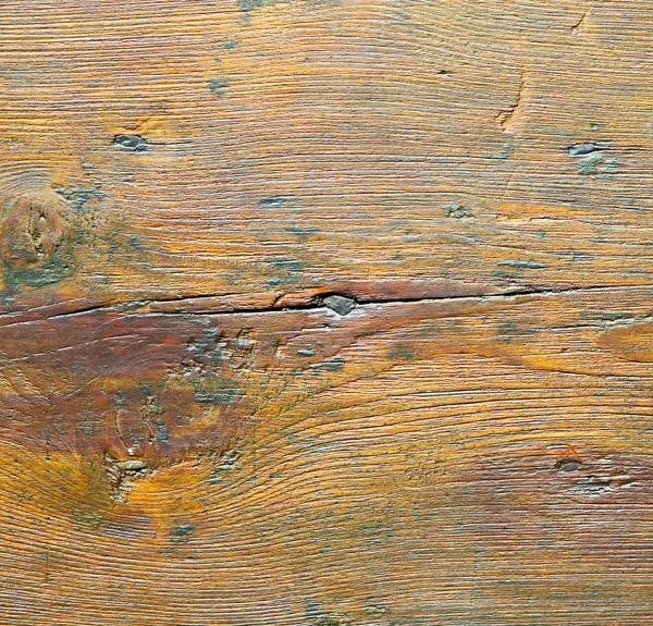 Ottone arrugginito marrone n una porta curch chiuso croce di legno — Foto Stock