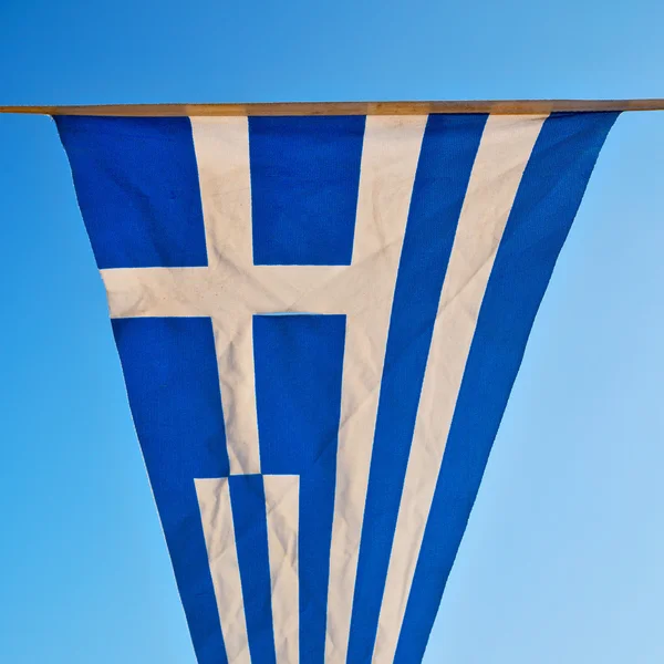 Ondeando bandera griega en el cielo azul y asta de la bandera —  Fotos de Stock
