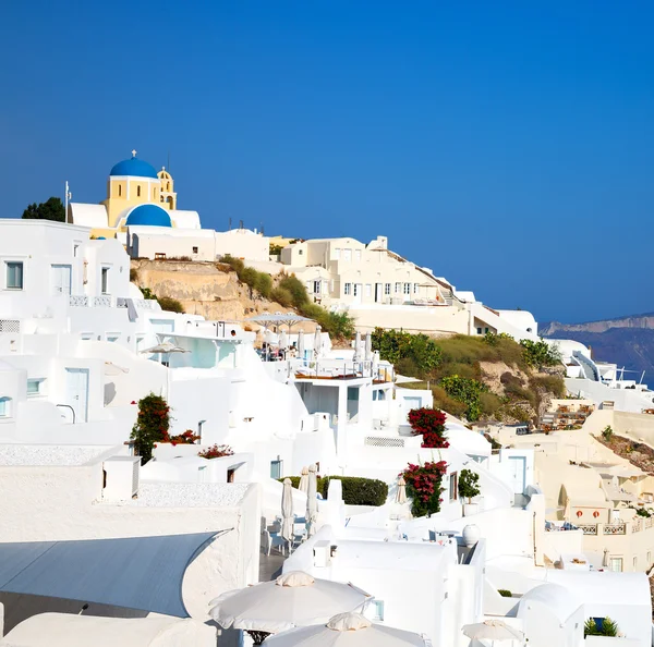 Griego en santorini el casco antiguo cerca del mar Mediterráneo y ch — Foto de Stock