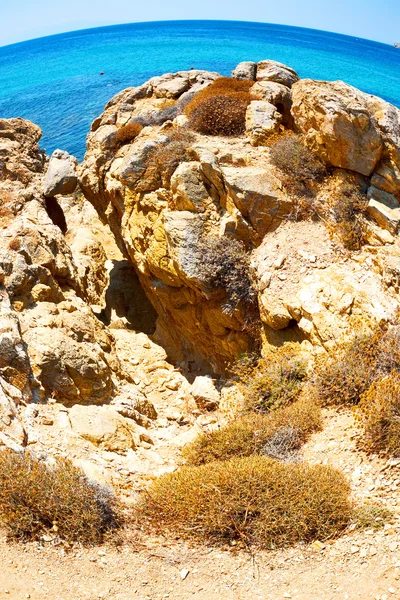 ギリシャ ミコノス島岩海とビーチの青い空 — ストック写真