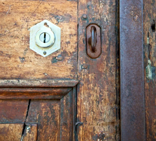 Traditional   door    in italy   ancian wood and traditional  t — Stock Photo, Image