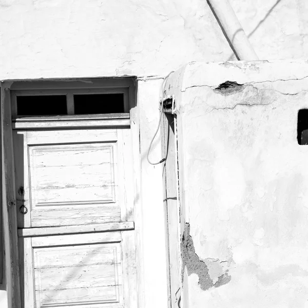 Porta azul na antiga aldeia santorini grécia europa e whit — Fotografia de Stock