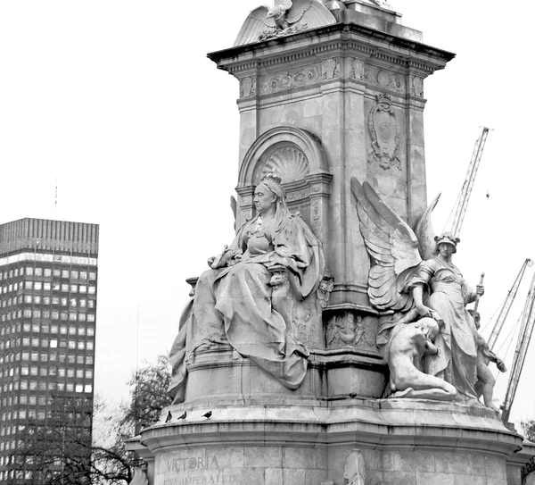 Historiska marmor och staty i gamla staden london england — Stockfoto