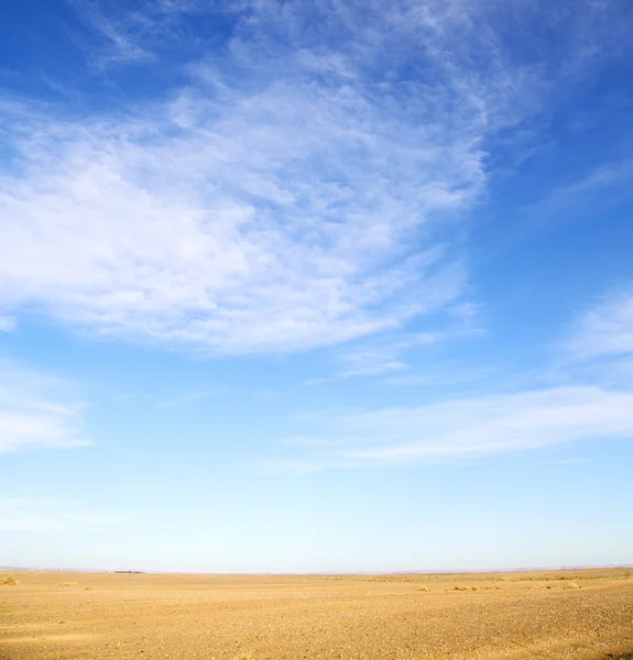 Soluppgång i färgade himlen vita mjuka moln och abstrakt backg — Stockfoto