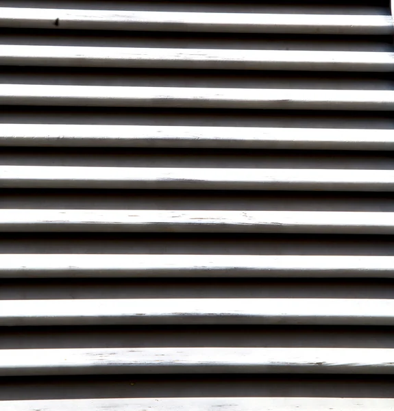 Fönster solig dag trä venetianska betong tegel besnate — Stockfoto